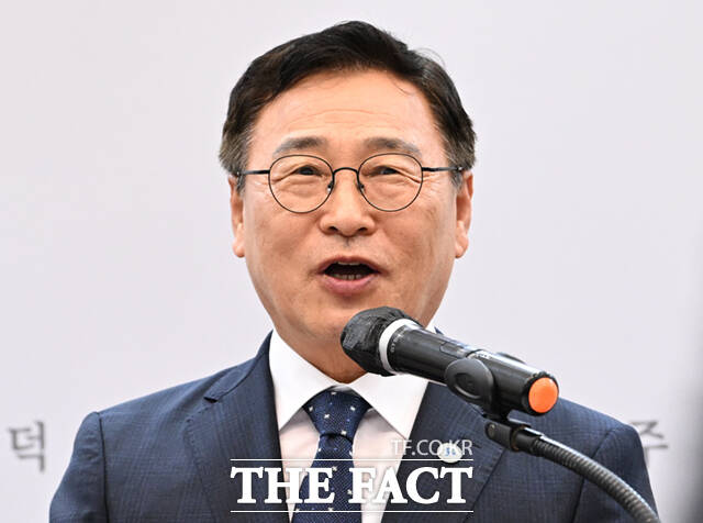 오세훈 서울시장과 임만균 서울시의회 의장, 정근식 서울교육감 등 참석자들이 21일 오후 서울 중구 서울시의회에서 열린 제12대 서울시의회 개원 기념식에 참석해 축하 떡케이크를 커팅하고 있다. /이새롬 기자