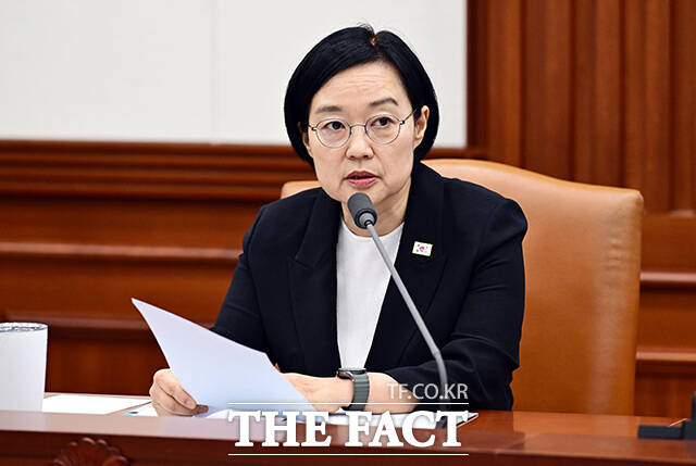 정부는 21일 2차 종합특검의 수사 기간과 범위, 인력을 확대하는 법안을 법률로 공포하는 안건을 의결했다. 사진은 이달 15일 한성숙 국무총리가 서울 종로구 정부서울청사에서 열린 비상경제점검회의에 참석해 모두발언을 하고 있는 모습. /광화문=임영무 기자