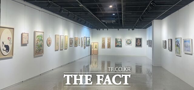 21일 목원대미술관에서 미술아카데미 수강생 작품전시회가 '선을 따라 세월을 넘은 따뜻한 여정'을 주제로 열리고 있다. /목원대