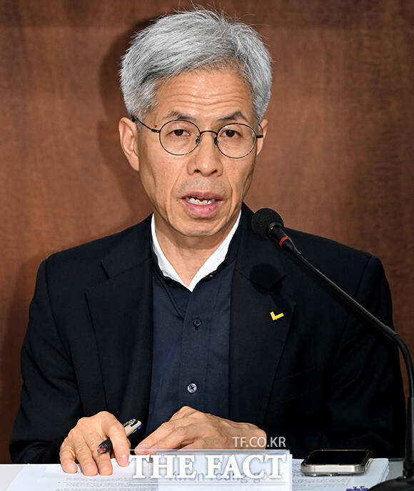 권영국 쿠팡대책위원회 변호사가 21일 오후 서울 종로구 참여연대에서 열린 한국의 노동·시민사회가 고발하는 쿠팡의 불법행위 실태 외신기자 간담회 '미국 하원 법사위 '쿠팡 보고서' 무엇이 문제인가'에 참석해 발언하고 있다. /박상민 기자
