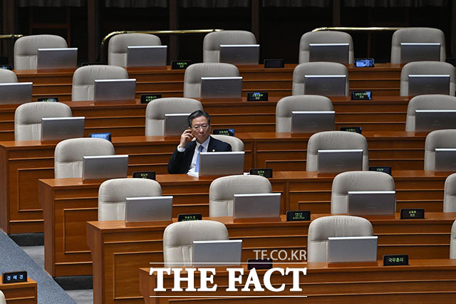 정성호 법무부 장관이 김태규 국민의힘 의원의 필리버스터를 듣고 있다.