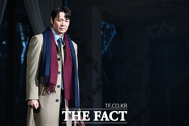 배우 연정훈이 21일 오후 서울 종로구 NOL 씨어터 대학로에서 열린 연극 '죽은 시인의 사회' 프레스콜 행사에서 무대를 선보이고 있다. /김성렬 기자