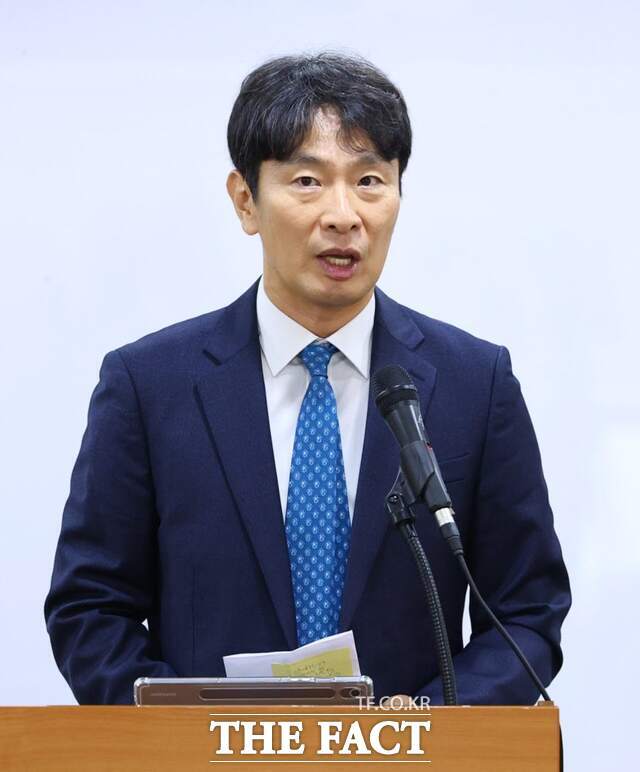 13일 서울 종로구 변호사회관에서 열린 JTBC 채권 피해자 공동변호인단 기자회견에서 이복현 전 금융감독원장이 발언하고 있다. /뉴시스