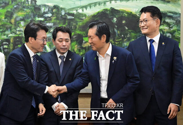악수하는 두 사람의 '미묘한 기류'