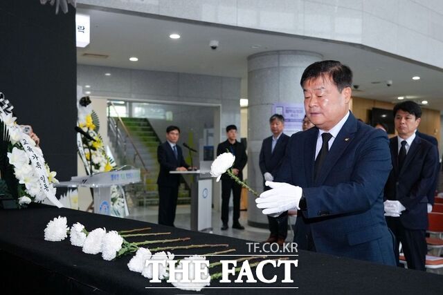 21일 충남도교육청 청사 1층 안뜨락에서 이병도 교육감이 순직교사에 대한 헌화를 하고 있다. /충남도교육청