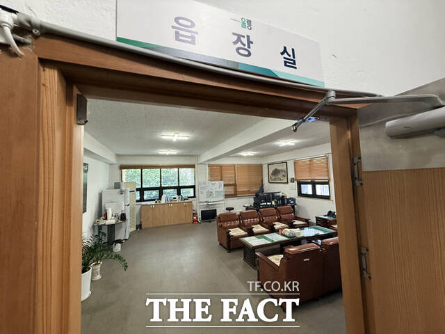 2층에 위치한 울릉읍장실. /김성권 기자