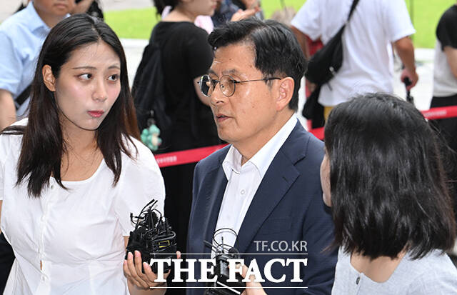 올림픽공원 핸드볼경기장 개표소 봉쇄 시위 중 체육단체의 경기장 진입을 막은 30대 여성 A 씨의 변호인을 맡은 황교안 자유와혁신 대표가 21일 오후 서울 송파구 서울동부지방법원에서 열린 A 씨의 구속 전 피의자 심문(영장실질심사)에 출석하며 취재진의 질문에 답하고 있다. /박헌우 기자