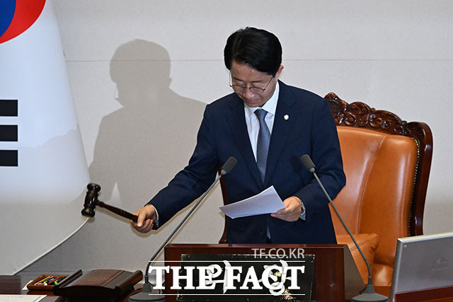 조정식 국회의장이 윤석열·김건희에 의한 내란·외환 및 국정농단 행위의 진상규명을 위한 특별검사 임명 등에 관한 법률 개정안이 가결되었음을 선포하며 의사봉을 두드리고 있다.