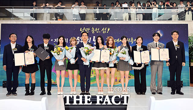 김민재 행정안전부 차관(가운데)이 21일 오후 서울 종로구 정부서울청사에서 열린 제7회 섬의 날 홍보대사 위촉식에 참석해 인사말을 하고 있다. /임영무 기자