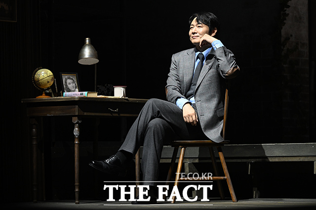 배우 연정훈이 21일 오후 서울 종로구 NOL 씨어터 대학로에서 열린 연극 '죽은 시인의 사회' 프레스콜 행사에서 무대를 선보이고 있다. /김성렬 기자