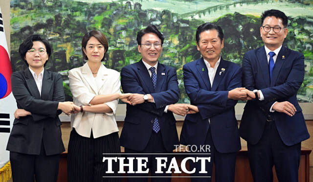 김보미·고민정·김민석·정청래·송영길 더불어민주당 당대표 예비후보(왼쪽부터)가 21일 서울 중구 서울시의회에서 시의회 의원들과 간담회에 앞서 기념촬영을 하고 있다. /이새롬 기자