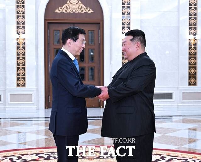 중국 권력 서열 4위인 왕후닝 인민정치협상회의 전국위원회 주석은 지난 15~17일 방북해 김 위원장을 만났다. 왕 주석은 북중 정상회담에서 맺어진 합의에 대해
