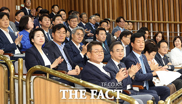 한병도 더불어민주당 대표 직무대행 겸 원내대표(가운데)가 21일 오후 서울 여의도 국회에서 열린 ‘국민을 위한 형사사법체계 개혁 형사소송법 개정안 공청회’에 참석해 모두발언을 하고 있다. /국회=배정한 기자