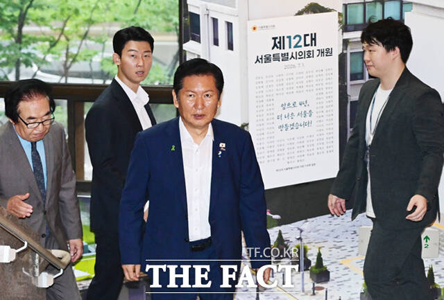 김보미·고민정·김민석·정청래·송영길 더불어민주당 당대표 예비후보(왼쪽부터)가 21일 서울 중구 서울시의회에서 시의회 의원들과 간담회에 앞서 기념촬영을 하고 있다. /이새롬 기자