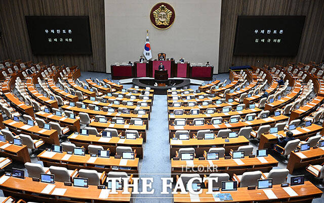 2차 종합특검의 수사 기간을 30일 연장하는 내용의 종합특검법 개정안(윤석열·김건희에 의한 내란·외환 및 국정농단 행위의 진상규명을 위한 특별검사 임명 등에 관한 법률 일부개정법률안)이 21일 국회 본회의를 통과했다. 사진은 무제한토론(필리버스터)를 하고 있는 김태규 국민의힘 의원. /서예원 기자