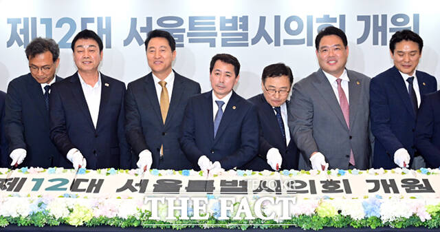 오세훈 서울시장과 임만균 서울시의회 의장, 정근식 서울교육감 등 참석자들이 21일 오후 서울 중구 서울시의회에서 열린 제12대 서울시의회 개원 기념식에 참석해 축하 떡케이크를 커팅하고 있다. /이새롬 기자