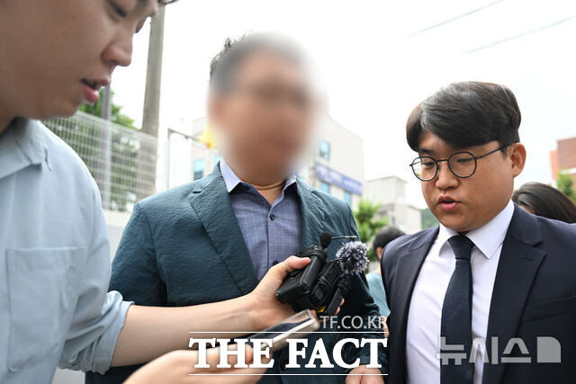 장윤기 사건과 관련해 직무유기 혐의 등을 받고 있는 전 광주 광산경찰서 소속 A 경정이 21일 오전 전남광주 동구 광주지법에서 열리는 구속 전 피의자 심문(영장실질심사)에 출석하고 있다. /뉴시스