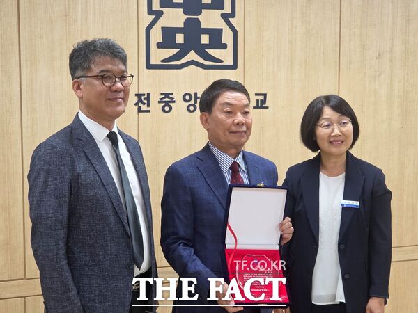 이정수 대전시 중구의회 의원(가운데)이 20일 정선임 대전중앙중학교 교장에게 교육환경 개선에 이바지한 공로로 감사패를 받은 후 기념 촬영을 하고 있다. /이정수 의원