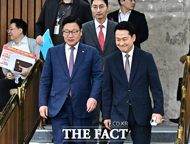 장동혁 국민의힘 대표가 21일 오전 서울 여의도 국회에서 열린 '제9회 전국동시지방선거 투표용지 부족사태 등 국민참정권 침해 진상규명 및 선거관리 개혁을 위한 국정조사특별위원회' 및 '6.3 국민참정권 침해 진상규명 및 선거관리 개혁 특별위원회' 연석회의에 참석해 모두발언을 하고 있다. 왼쪽부터 윤상현 투표용지 부족사태 국조특위 위원장, 정점식 원내대표, 장 대표, 박대출 국민참정권 침해 개혁 특별위원회 위원장, 김승수 원내운영수석부대표. /국회=배정한 기자