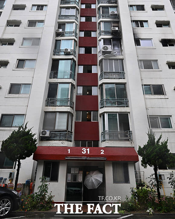 한 경찰관이 사고 현장을 바라보고 있다.