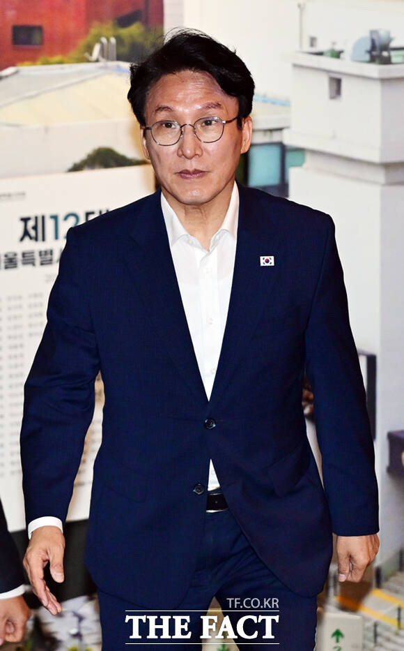 김보미·고민정·김민석·정청래·송영길 더불어민주당 당대표 예비후보(왼쪽부터)가 21일 서울 중구 서울시의회에서 시의회 의원들과 간담회에 앞서 기념촬영을 하고 있다. /이새롬 기자