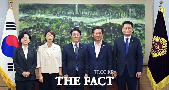 김보미·고민정·김민석·정청래·송영길 더불어민주당 당대표 예비후보(왼쪽부터)가 21일 서울 중구 서울시의회에서 시의회 의원들과 간담회에 앞서 기념촬영을 하고 있다. /이새롬 기자