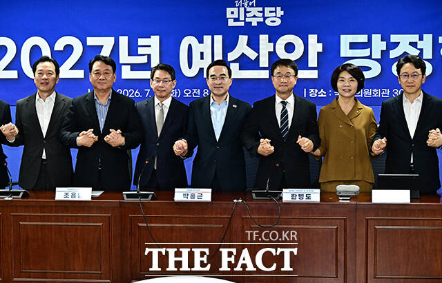 박홍근 기획예산처 장관과 한병도 더불어민주당 대표 직무대행 겸 원내대표, 한정애 정책위의장(왼쪽 네번째부터) 등이 21일 오전 서울 여의도 국회 의원회관에서 열린 2027년 예산안 당정협의에 참석해 기념사진 촬영을 하고 있다. /국회=배정한 기자