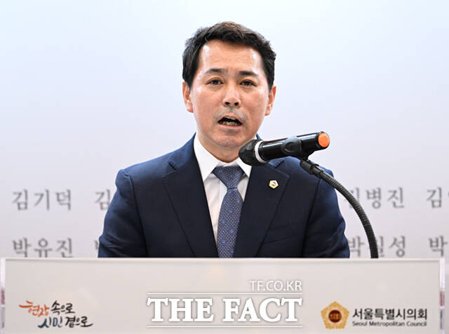 오세훈 서울시장과 임만균 서울시의회 의장, 정근식 서울교육감 등 참석자들이 21일 오후 서울 중구 서울시의회에서 열린 제12대 서울시의회 개원 기념식에 참석해 축하 떡케이크를 커팅하고 있다. /이새롬 기자