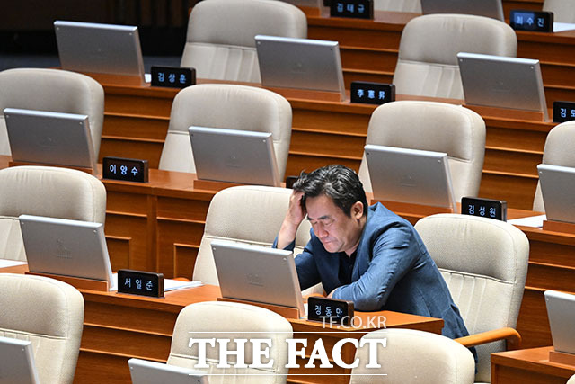 무제한토론 들으며 눈 감은 정동만 국민의힘 의원.