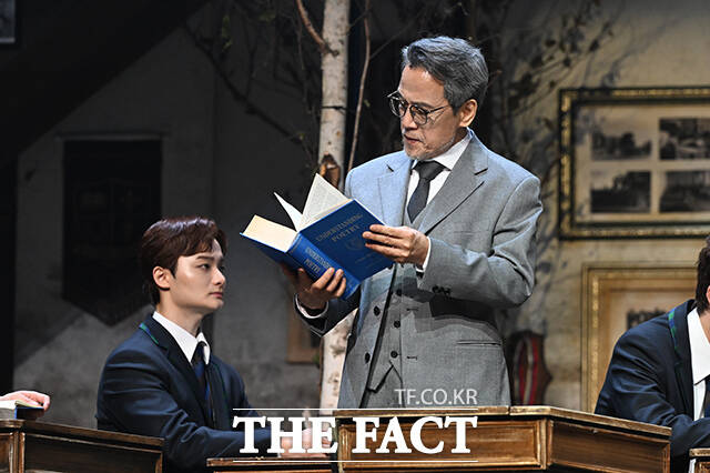배우 차인표를 비롯한 배우들이 21일 오후 서울 종로구 NOL 씨어터 대학로에서 열린 연극 '죽은 시인의 사회' 프레스콜 행사에서 무대를 선보이고 있다. /김성렬 기자