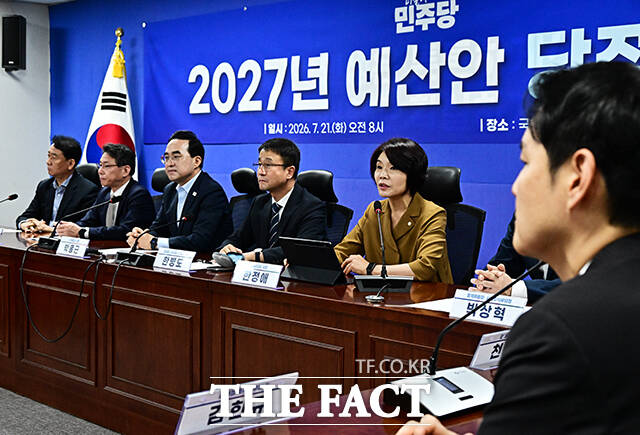 한병도 더불어민주당 대표 직무대행 겸 원내대표(왼쪽 세번째)가 21일 오전 서울 여의도 국회 의원회관에서 열린 2027년 예산안 당정협의에 참석해 인사말을 하고 있다.