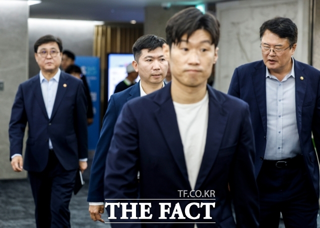 월드컵은 끝났지만 한국 축구는 여전히 뜨겁다. 지난 6일 최휘영 문화체육관광부 장관과 유승민 대한체육회장, 박지성 국제축구연맹(FIFA) 분과위원회 위원(왼쪽부터)이 K-축구 혁신위원회 출범식에 참석하기 위해 입장하는 모습. 당초 공동위원장을 맡았던 최 장관은 유승민 회장에게 자리를 양보했다. / 더팩트DB