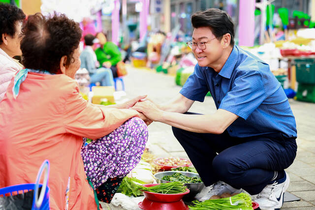 황이주 울진군수가 주민과의 소통을 위해 시장을 방문해 어르신들과 대화하고 있다. /울진군