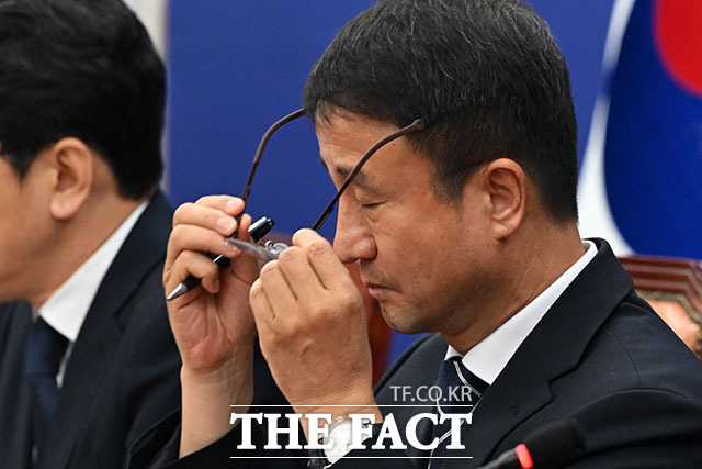 한병도 더불어민주당 대표 직무대행 겸 원내대표(왼쪽)와 한정애 더불어민주당 정책위원장이 원내대책회의에 참석하고 있다.