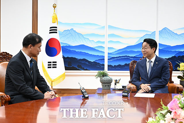 조정식 국회의장(오른쪽)이 21일 오후 서울 여의도 국회에서 김종철 방송미디어통신위원회 위원장을 접견하며 기념 촬영을 하고 있다. /국회=서예원 기자