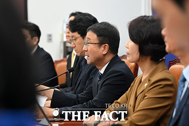한병도 더불어민주당 대표 직무대행 겸 원내대표(왼쪽)와 한정애 더불어민주당 정책위원장이 원내대책회의에 참석하고 있다.