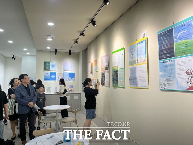 유성구 전민복합문화센터에서 열린 '문지중학교, 문화가 되다' 행사 중 전시된 작품을 오석진 교육감과 학생, 학부모, 지역사회 주민들이 함께 둘러보고 있다. /대전시교육청