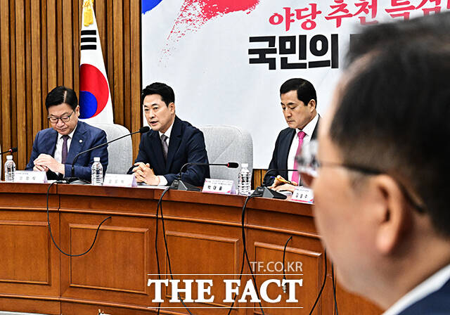 장동혁 국민의힘 대표가 21일 오전 서울 여의도 국회에서 열린 '제9회 전국동시지방선거 투표용지 부족사태 등 국민참정권 침해 진상규명 및 선거관리 개혁을 위한 국정조사특별위원회' 및 '6.3 국민참정권 침해 진상규명 및 선거관리 개혁 특별위원회' 연석회의에 참석해 모두발언을 하고 있다. 왼쪽부터 윤상현 투표용지 부족사태 국조특위 위원장, 정점식 원내대표, 장 대표, 박대출 국민참정권 침해 개혁 특별위원회 위원장, 김승수 원내운영수석부대표. /국회=배정한 기자