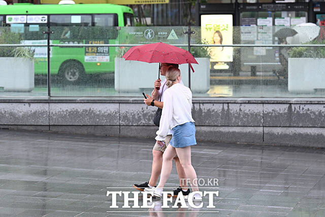 시민들이 신호를 기다리고 있다.