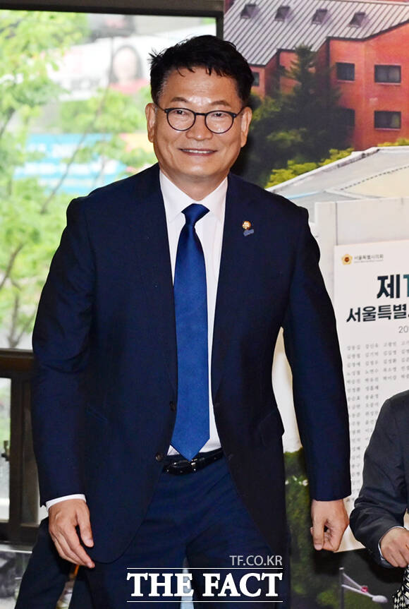 김보미·고민정·김민석·정청래·송영길 더불어민주당 당대표 예비후보(왼쪽부터)가 21일 서울 중구 서울시의회에서 시의회 의원들과 간담회에 앞서 기념촬영을 하고 있다. /이새롬 기자