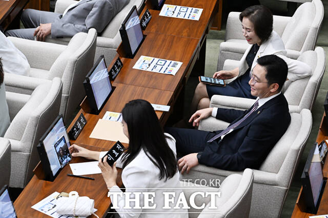 이효진 국민의힘 서울시의원이 21일 오후 서울 중구 서울시의회 본회의장에서 열린 제338회 임시회 제1차 본회의에 참석해 휴대전화로 자신의 이름이 적힌 명패와 함께 기념촬영하고 있다. /이새롬 기자