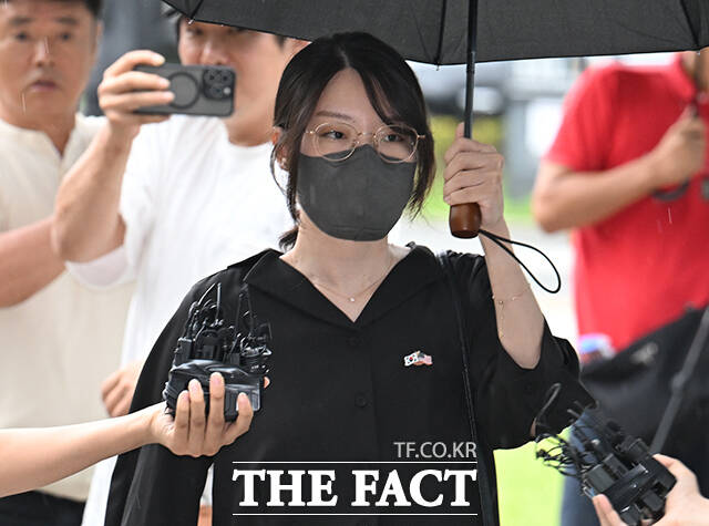 올림픽공원 핸드볼경기장 개표소 봉쇄 시위 중 체육단체의 경기장 진입을 막은 30대 여성 A 씨가 21일 오후 서울 송파구 서울동부지방법원에서 열린 구속 전 피의자 심문(영장실질심사)에 출석하고 있다. /박헌우 기자