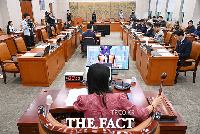 대한축구협회 청문회 30일 개최 의결. 의사봉 두드리는 이재정 문체위원장.