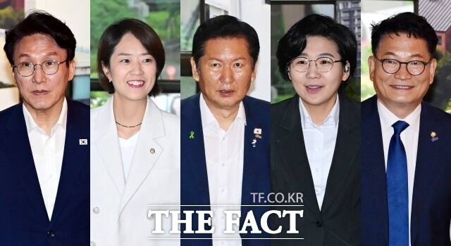 김보미·고민정·김민석·정청래·송영길 더불어민주당 당대표 예비후보(왼쪽부터)가 21일 서울 중구 서울시의회에서 시의회 의원들과 간담회에 앞서 기념촬영을 하고 있다. /이새롬 기자