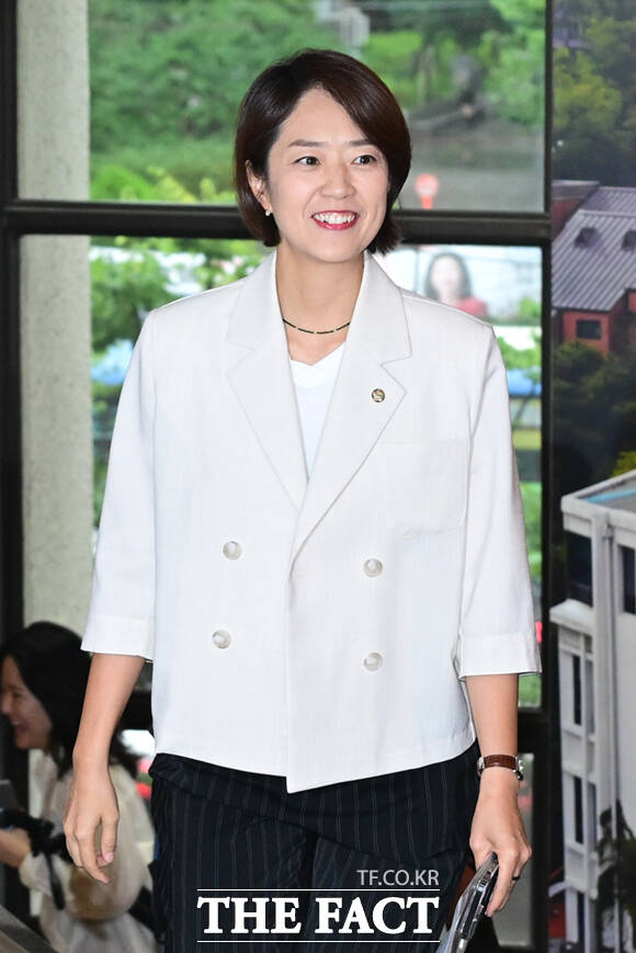 김보미·고민정·김민석·정청래·송영길 더불어민주당 당대표 예비후보(왼쪽부터)가 21일 서울 중구 서울시의회에서 시의회 의원들과 간담회에 앞서 기념촬영을 하고 있다. /이새롬 기자