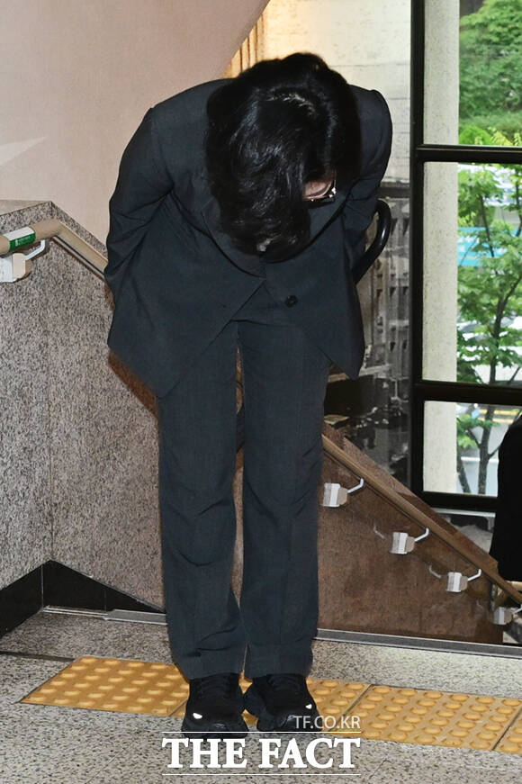 김보미·고민정·김민석·정청래·송영길 더불어민주당 당대표 예비후보(왼쪽부터)가 21일 서울 중구 서울시의회에서 시의회 의원들과 간담회에 앞서 기념촬영을 하고 있다. /이새롬 기자