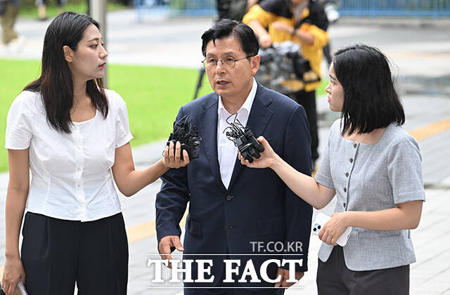 올림픽공원 핸드볼경기장 개표소 봉쇄 시위 중 체육단체의 경기장 진입을 막은 30대 여성 A 씨의 변호인을 맡은 황교안 자유와혁신 대표가 21일 오후 서울 송파구 서울동부지방법원에서 열린 A 씨의 구속 전 피의자 심문(영장실질심사)에 출석하며 취재진의 질문에 답하고 있다. /박헌우 기자
