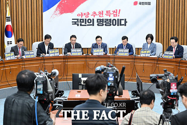 원내대책회의에서 발언하는 정 원내대표(가운데).