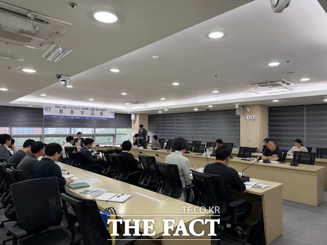 21일 천안시청 중회의실에서 열린 최종보고회에서 장기수 시장과 참석자들이 발표를 듣고 있다. /천안시