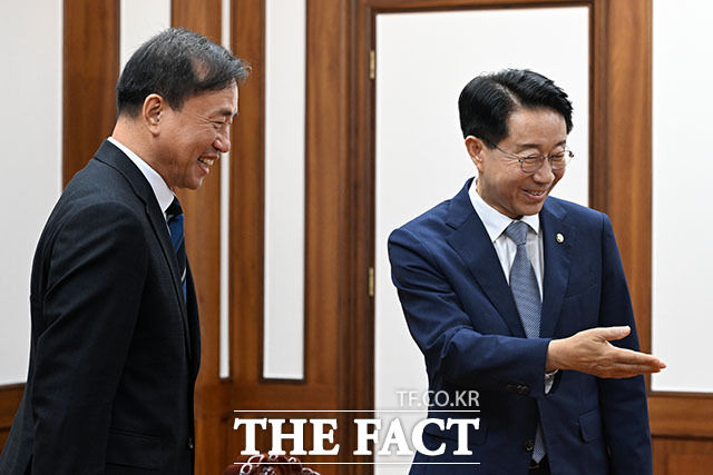 조정식 국회의장(오른쪽)이 21일 오후 서울 여의도 국회에서 김종철 방송미디어통신위원회 위원장을 접견하며 기념 촬영을 하고 있다. /국회=서예원 기자